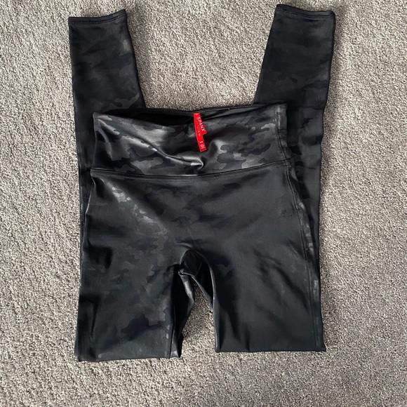 NEW Spanx Faux Leather Matte Black
Camo Leggings Shapewear Size S - Picture 3 of 9